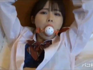 白衣苗条少妇摸奶舔弄调情，口交拉着手后入大力抽插